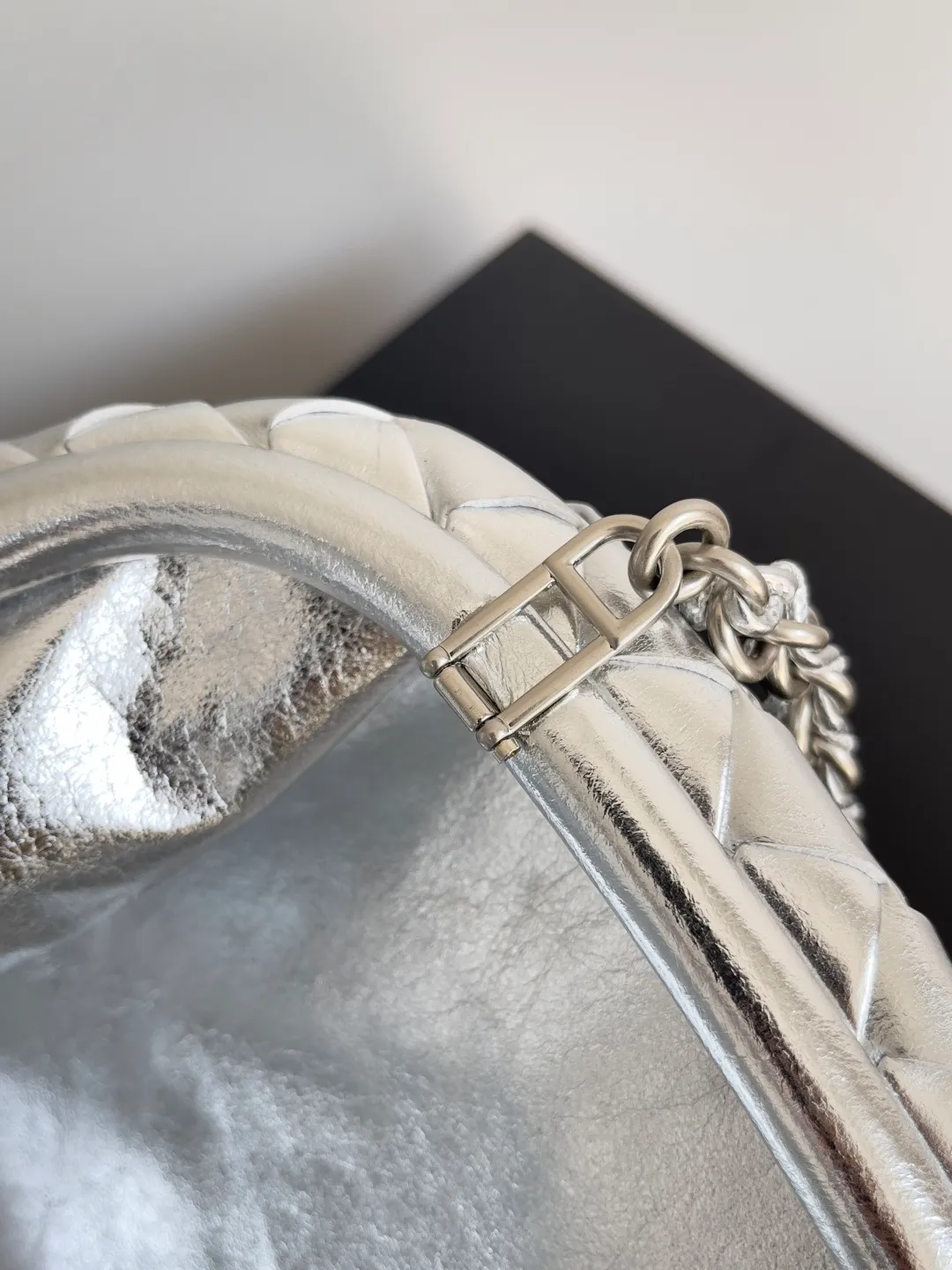 Batch 2260 BOTTEGA VENETA Lady's LAUREN CLUTCH Chain Clutch was inspired by 40 years ago. It is a perfect fusion of classic and modern bags. It is effortless and fashionable for any occasion and at any time. The newly added detachable metal chain allows people to have more ways to carry it. It is grand and elegant. Style No.: 785807 Size: 31.5*16.5*11cm